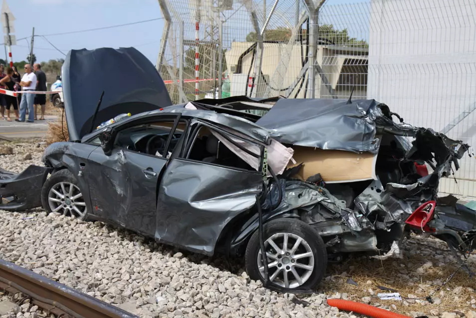 הרבה מכוניות ישנות על הכביש ללא אמצעי הגנה יעילים