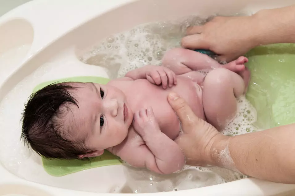 יש תינוקות שאוהבים אמבטיות מההתחלה ויש כאלה שזה ממש לא מוצא חן בעיניהם