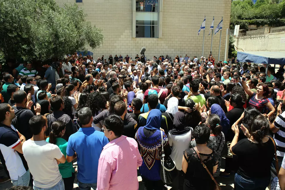 מפגינים נגד הרשעת מבצעי הלינץ', אתמול מחוץ לבית המשפט בחיפה