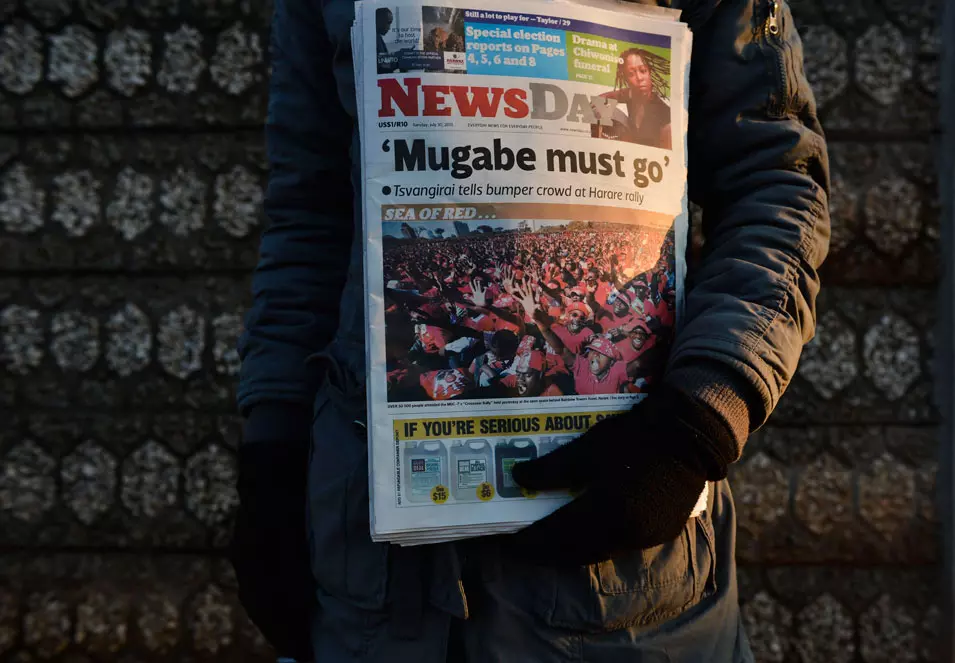 "מוגאבה חייב ללכת". עיתון מקומי מצטט את ראש הממשלה