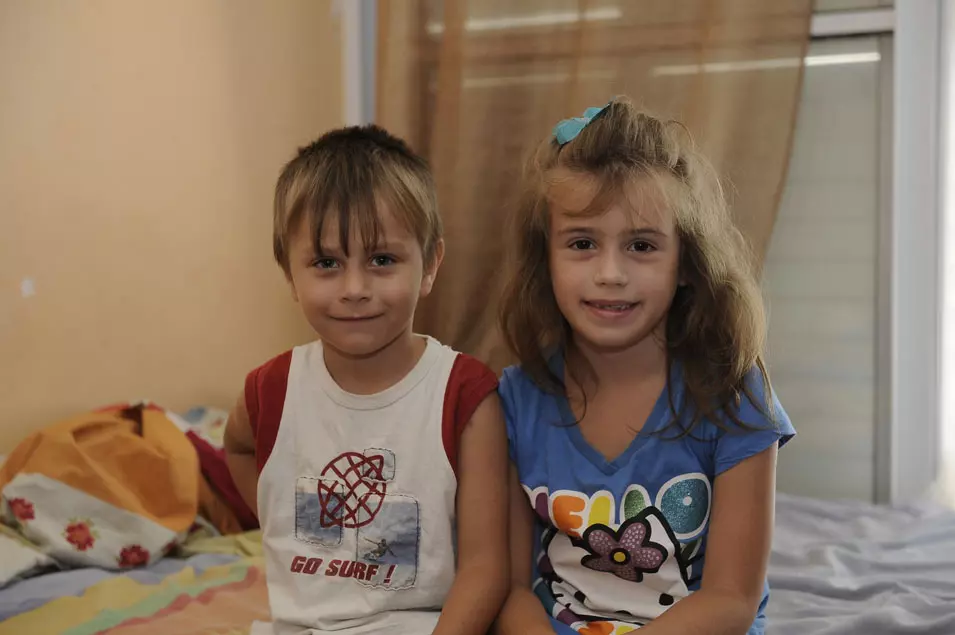 שני ילדים אוקראינים יתומים שישראל מונעת את האימוץ שלהם והם מועמדים לגירוש. אוגוסט 2013