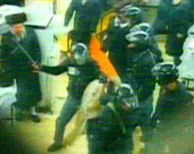 שוטרים מכים חרדים. "הצילומים הם חד צדדים"