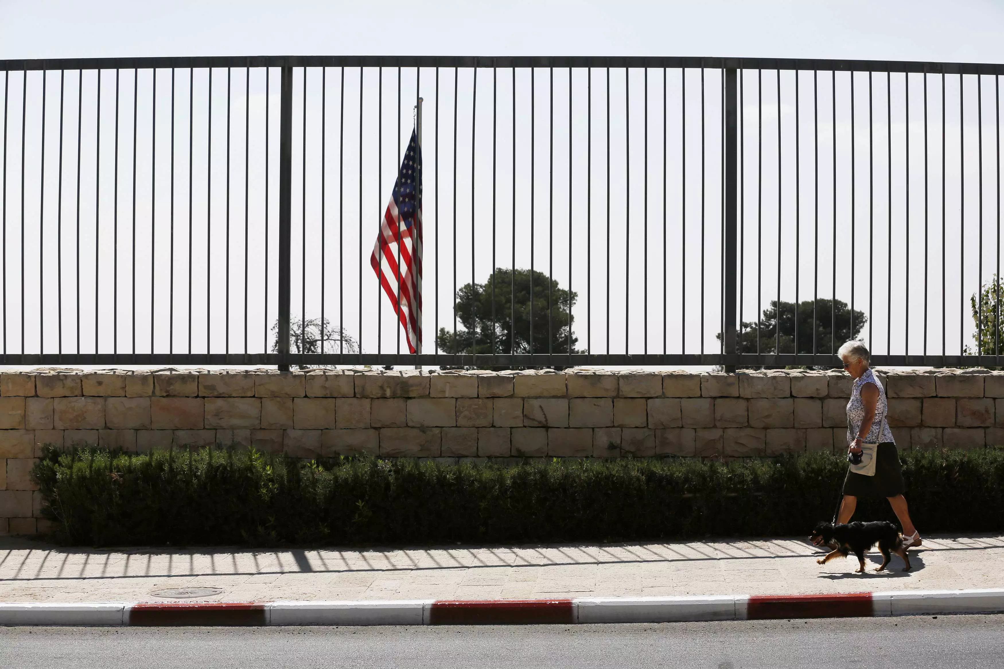 אחת העובדות גילתה את המצלמה בשירותים. מחוץ לקונסוליה שבירושלים