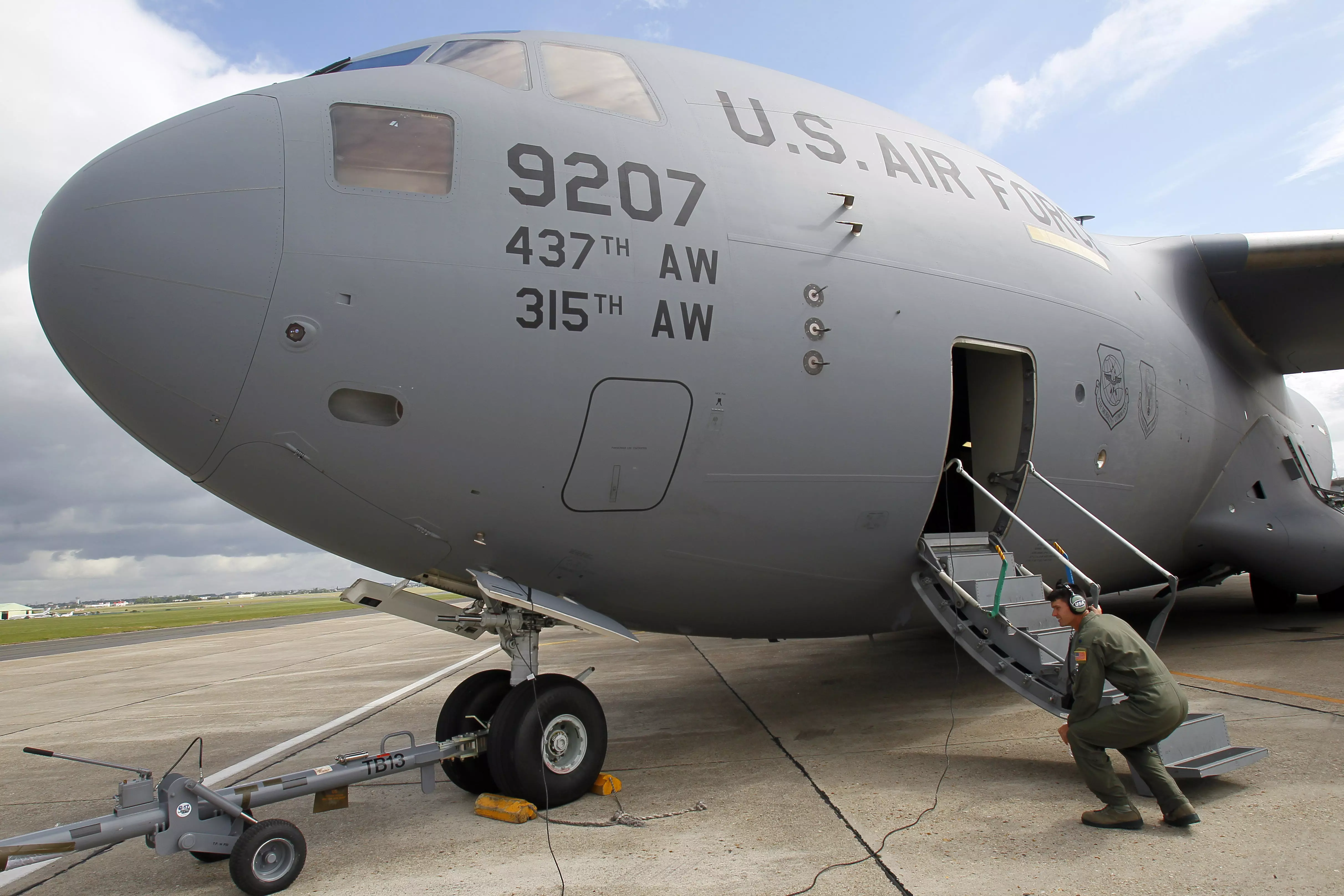 מטוס צבאי מדגם c-17. פינוי בהול