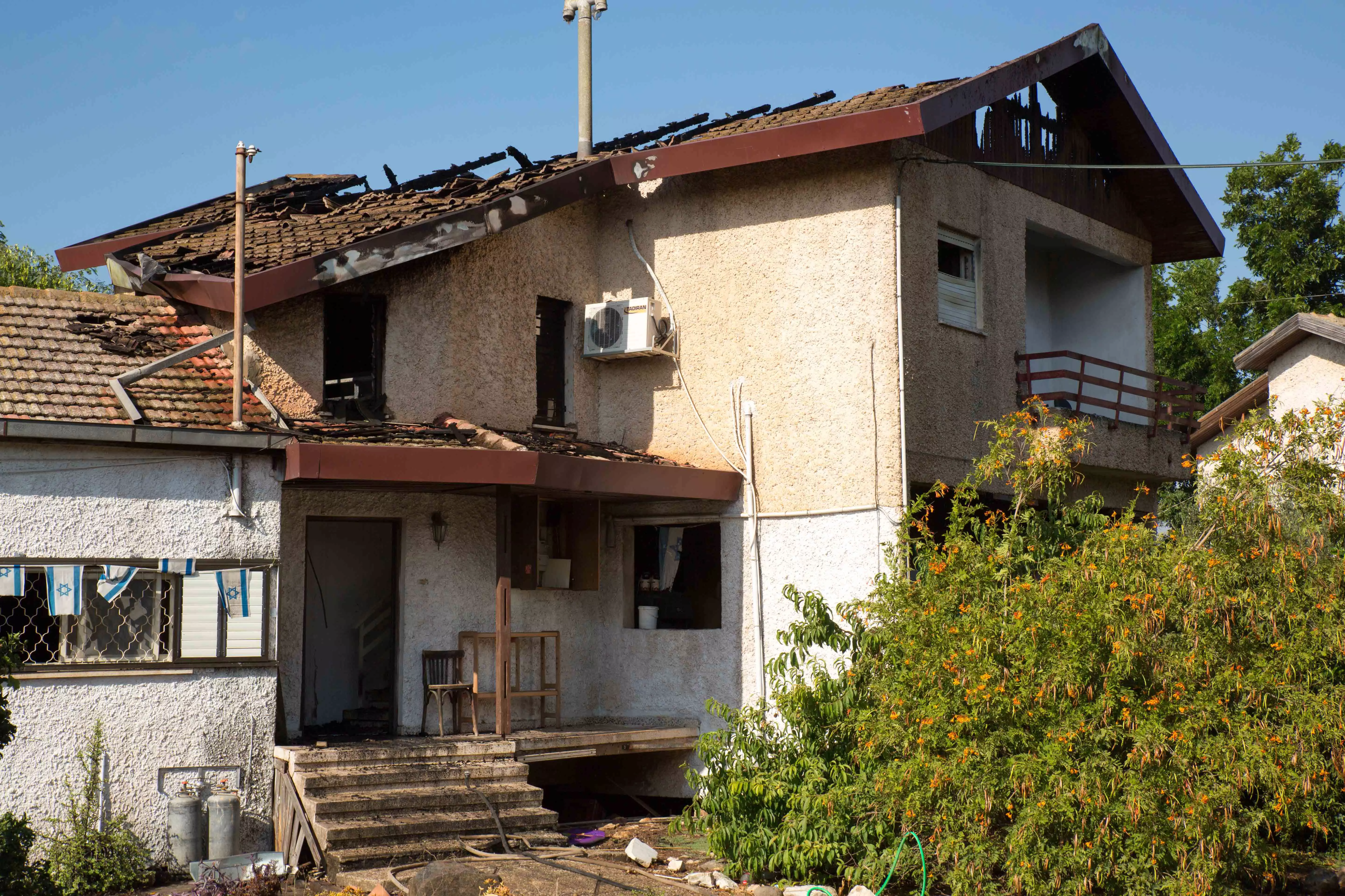 השריפה פרצה בעקבות כשל חשמלי בעליית הגג. הבית בכפר ברוך