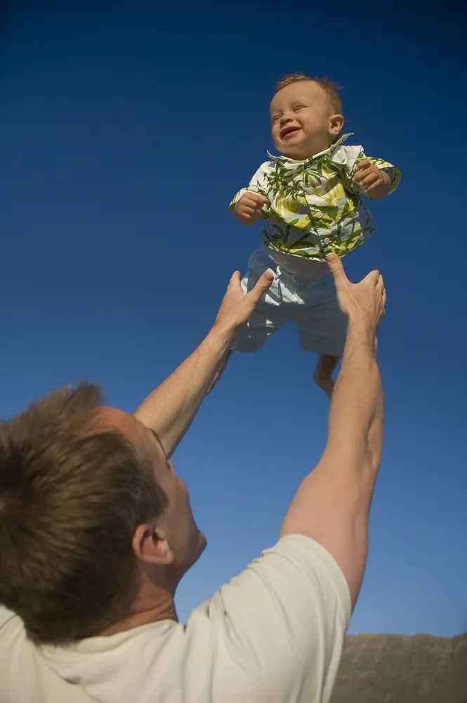 גם כשמניפים תינוק בשביל הכיף צריך לשים לב מה קורה לראש שלו