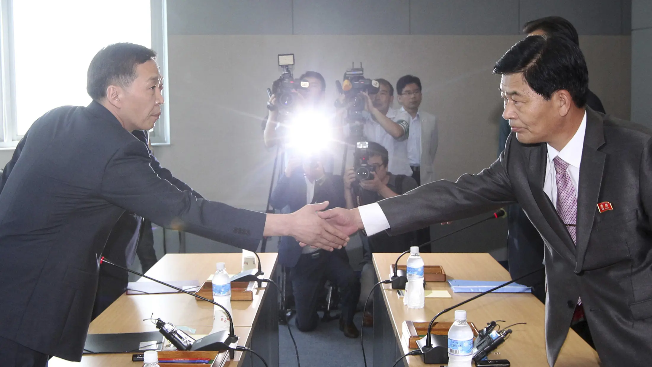 נציגי קוריאה הצפונית והדרומית לוחצים ידיים במהלך השיחות שנערכו באוגוסט