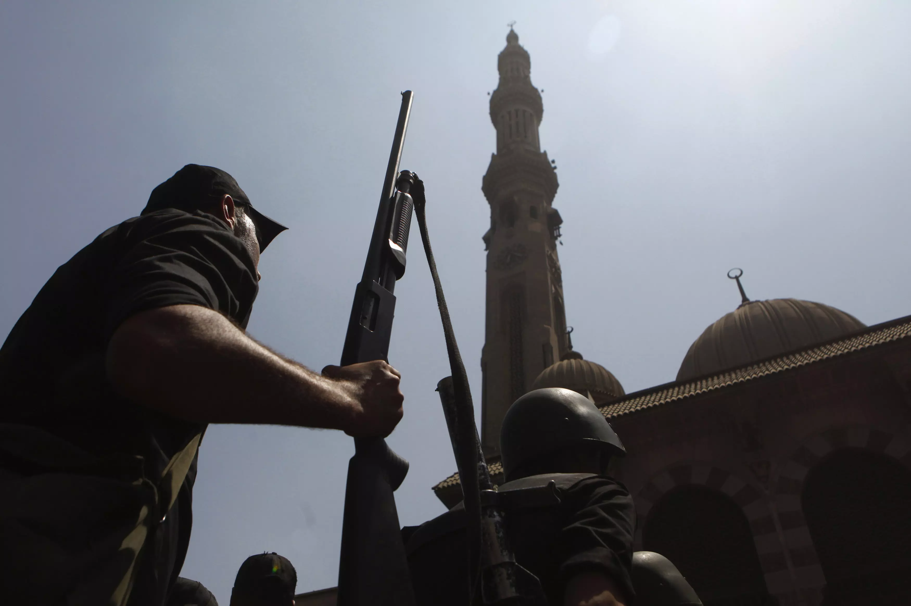 שוטר מצרי מול מסגד אל-פתאח, אמש