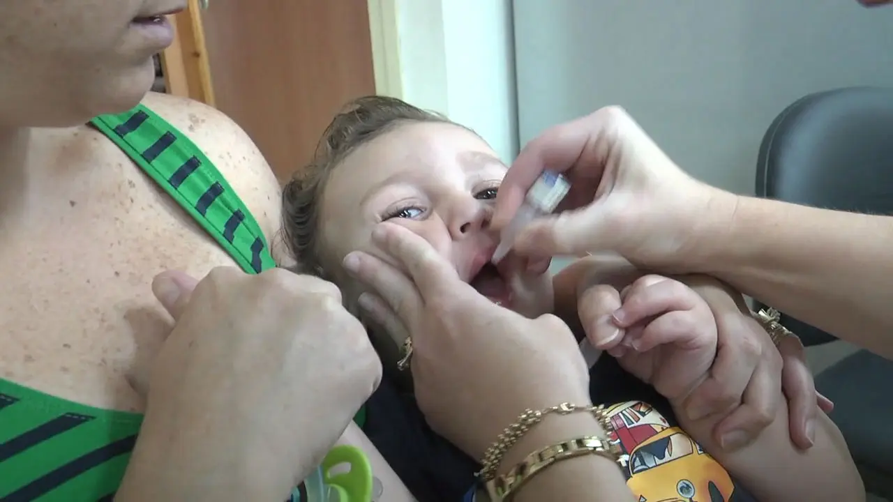 ילד מקבל את החיסון לפוליו