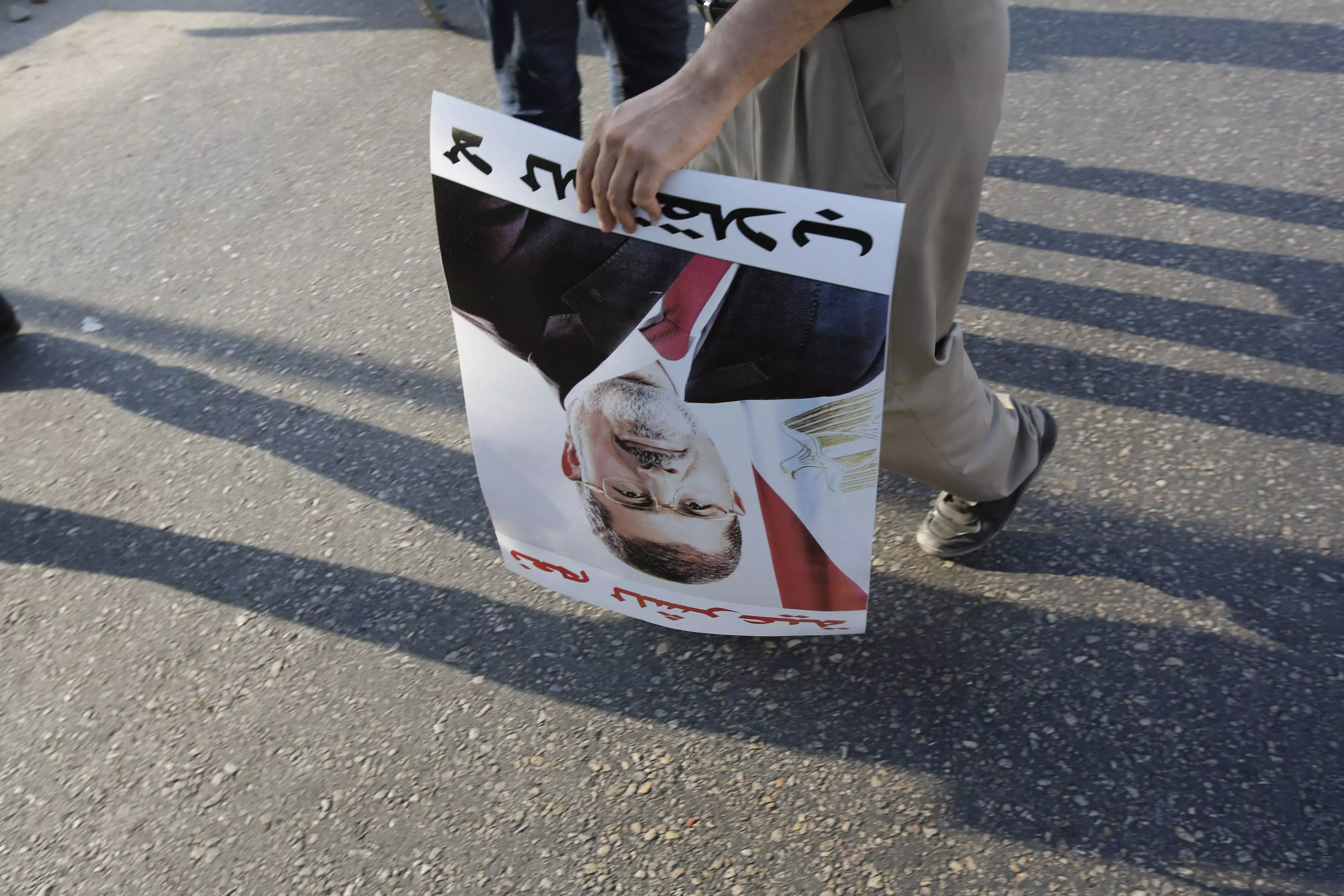 מפגין נושא שלט לתמיכה במורסי בקהיר