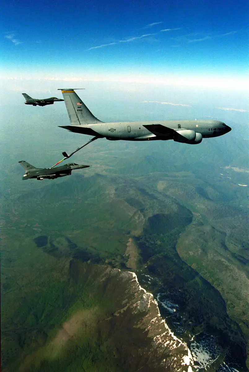 בכמה מובנים, העילות קיימות גם בסוריה. מטוסי F-16 של חיל האוויר האמריקני מתדלקים בשמי בוסניה במסגרת מבצע נאט"ו בקוסובו, מאי 1999
