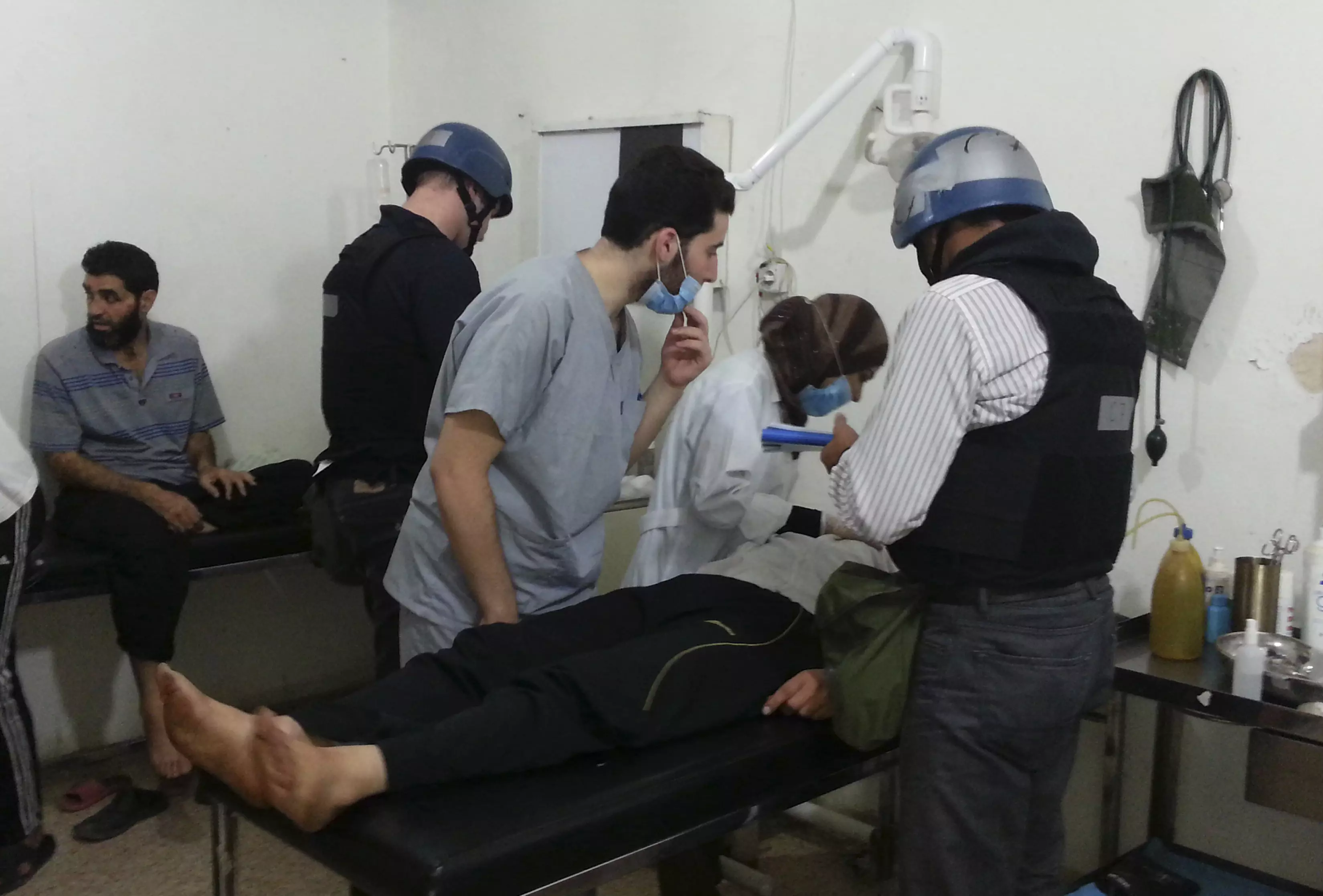 פקחי האו"ם לחקירת הנשק הכימי מראיינים פצועים בכפר מועדמיה מדרום-מערב לבירת סוריה דמשק. 26 באוגוסט 2013