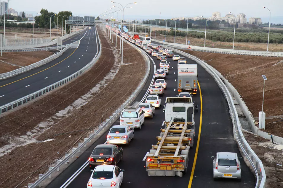 נסיעה בדרך עוקפת עקב פקקי תנועה עשויה להיות מוגדרת כסטייה סבירה