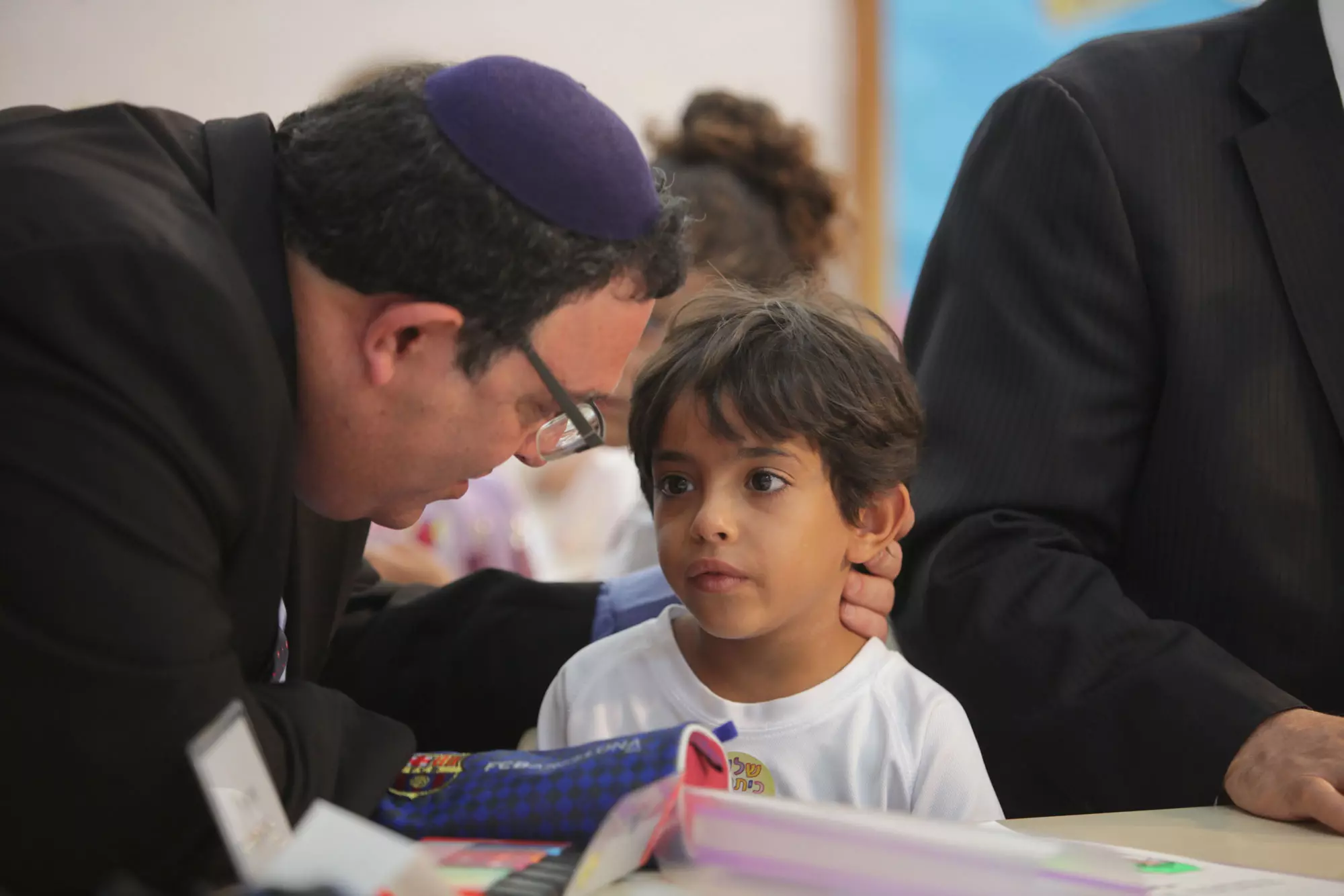 התלמידים ממתינים בקוצר רוח לשוב לכיתות ולחדרי הפנימייה. שר החינוך בפתיחת שנת הלימודים