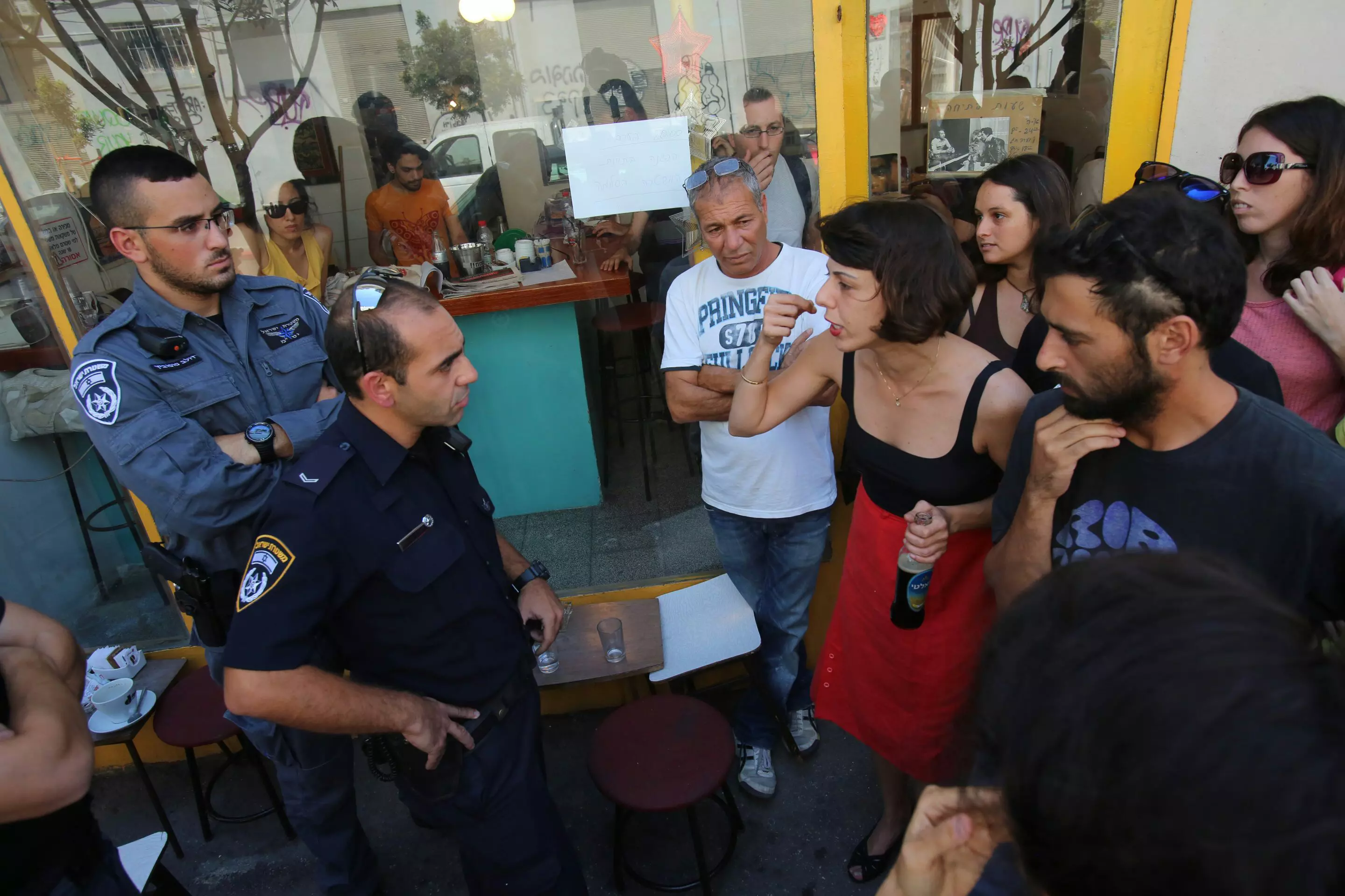 סיכול ממוקד? שוטרים בבית הקפה אלבי שבדרום תל אביב