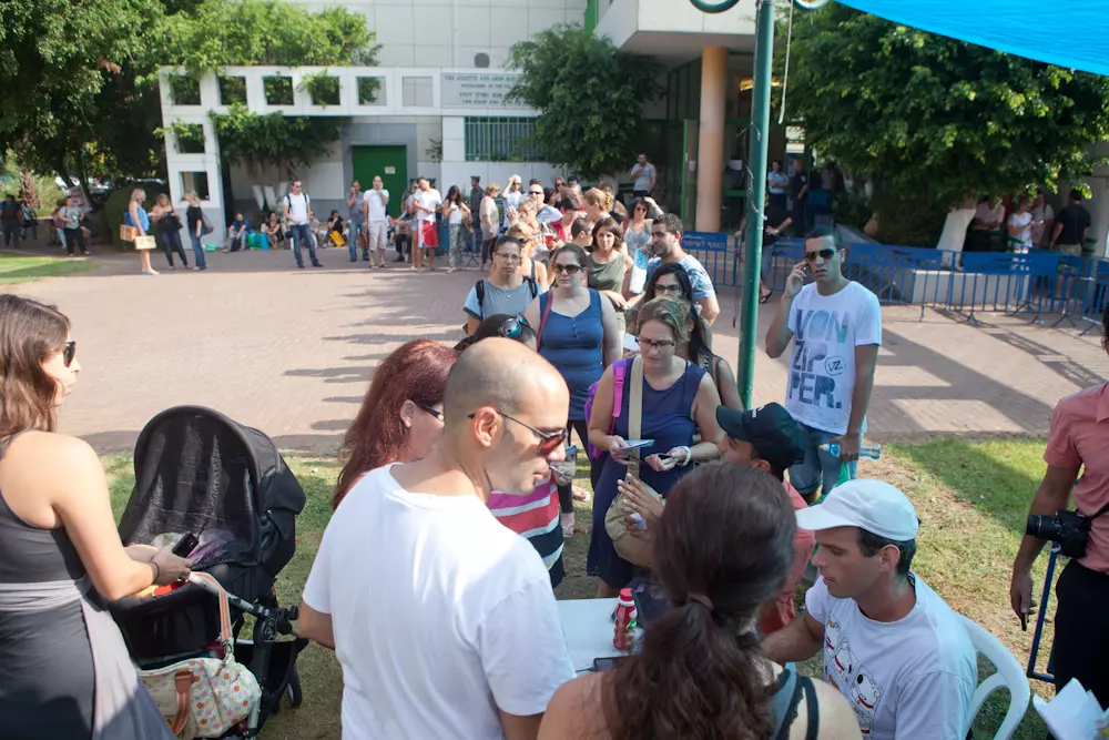 שרויים בחרדה, ולא מאמינים להנהגה. תור בתחתנת חלוקת ערכות מגן, בשבוע שעבר