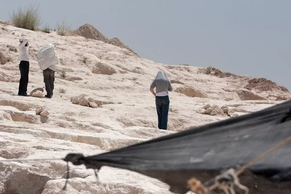 הסתתרו עד שהיו בטוחים שהמצלמות כבויות