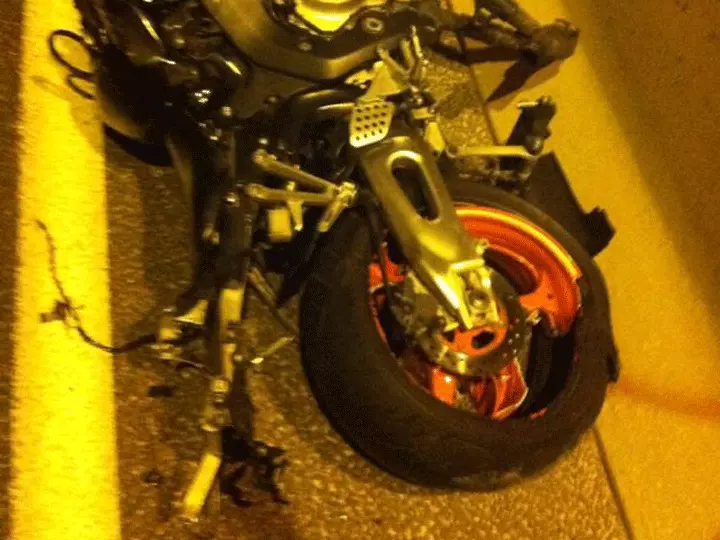 האופנוע המרוסק בזירת התאונה, הלילה ליד מעלה אדומים