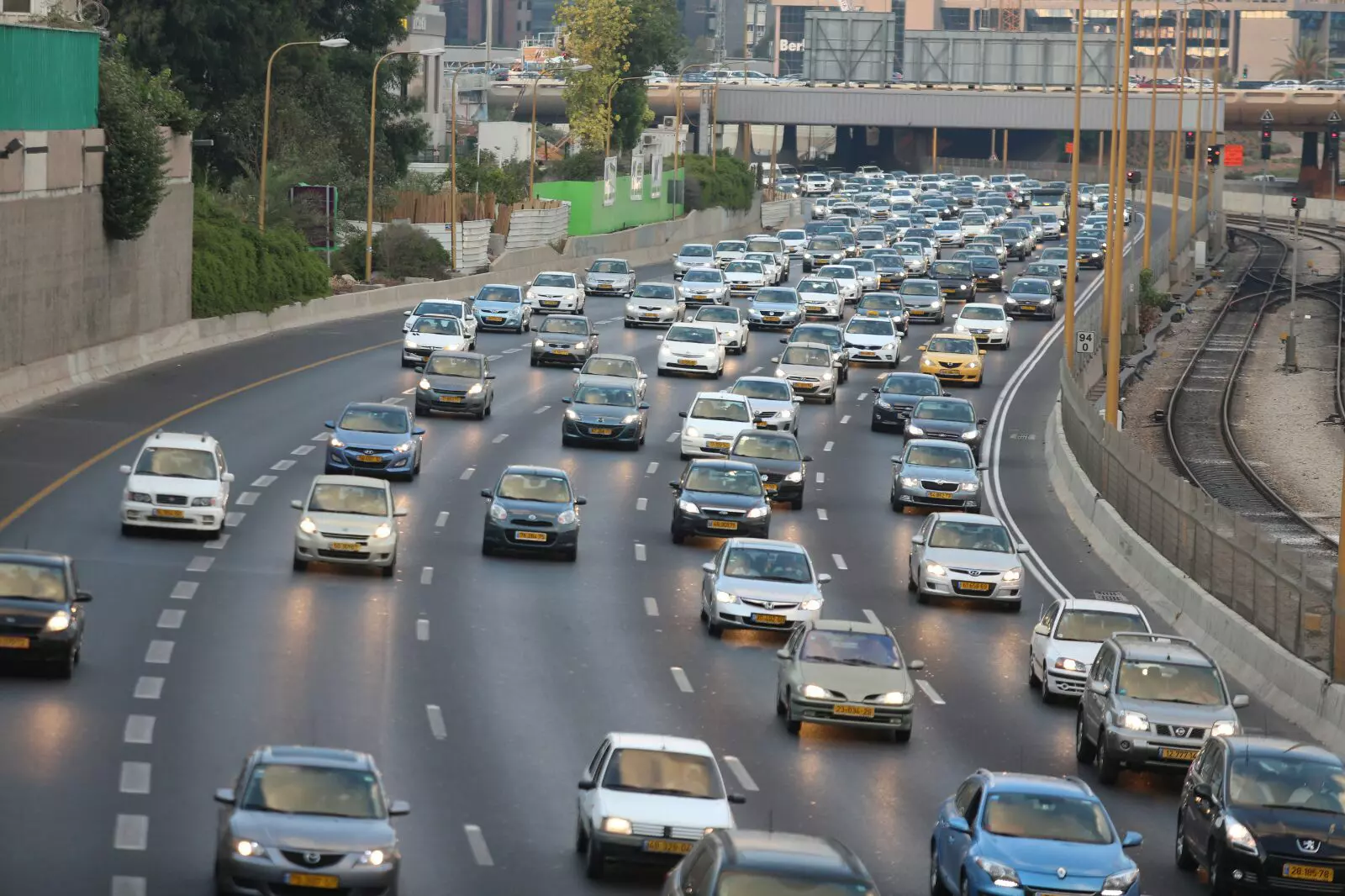 עומדים בפקקי איילון