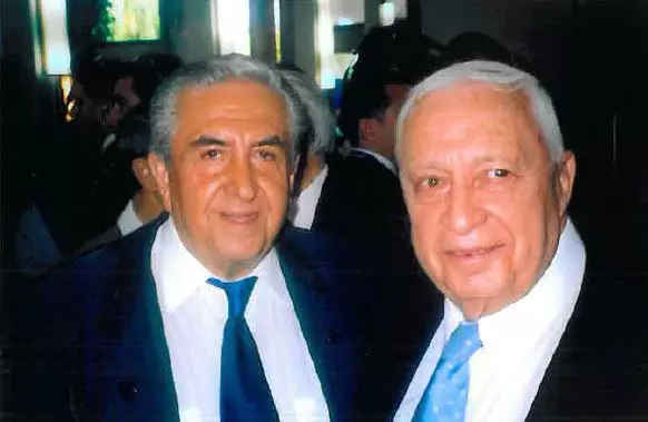 הכיר את מנהיגי ישראל מביקוריהם בבית המלון בטהראן. לוי עם ראש הממשלה לשעבר אריאל שרון
