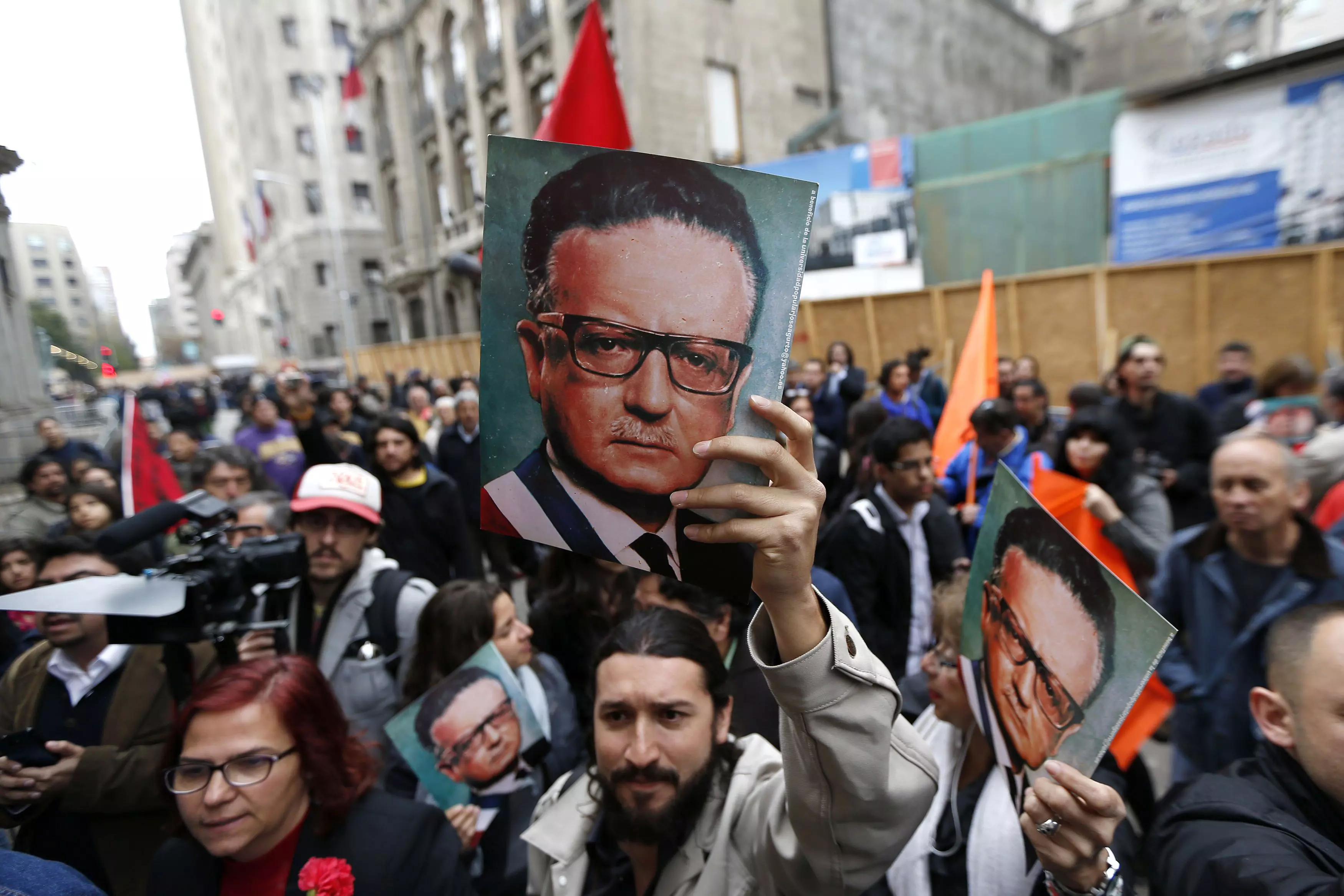 מפגינים בבירת צ'ילה אוחזים בתמונתו של הנשיא איינדה