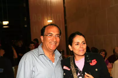 נשאר עם הפופקורן בלבד. גלאי ואשתו