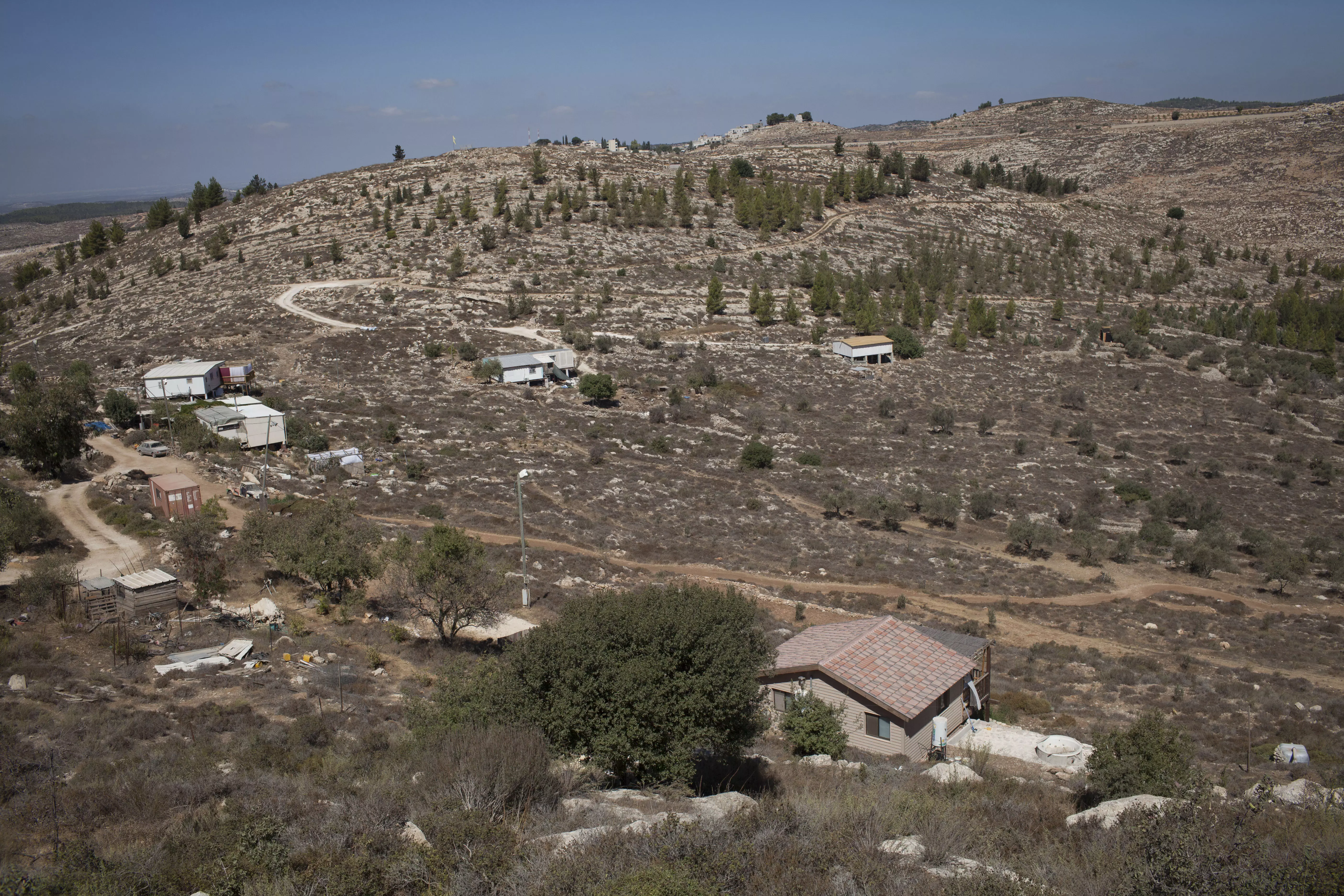 "הם כלל אינם זכאים לשמירה אך צה"ל בכל זאת דואג להם". בת עין