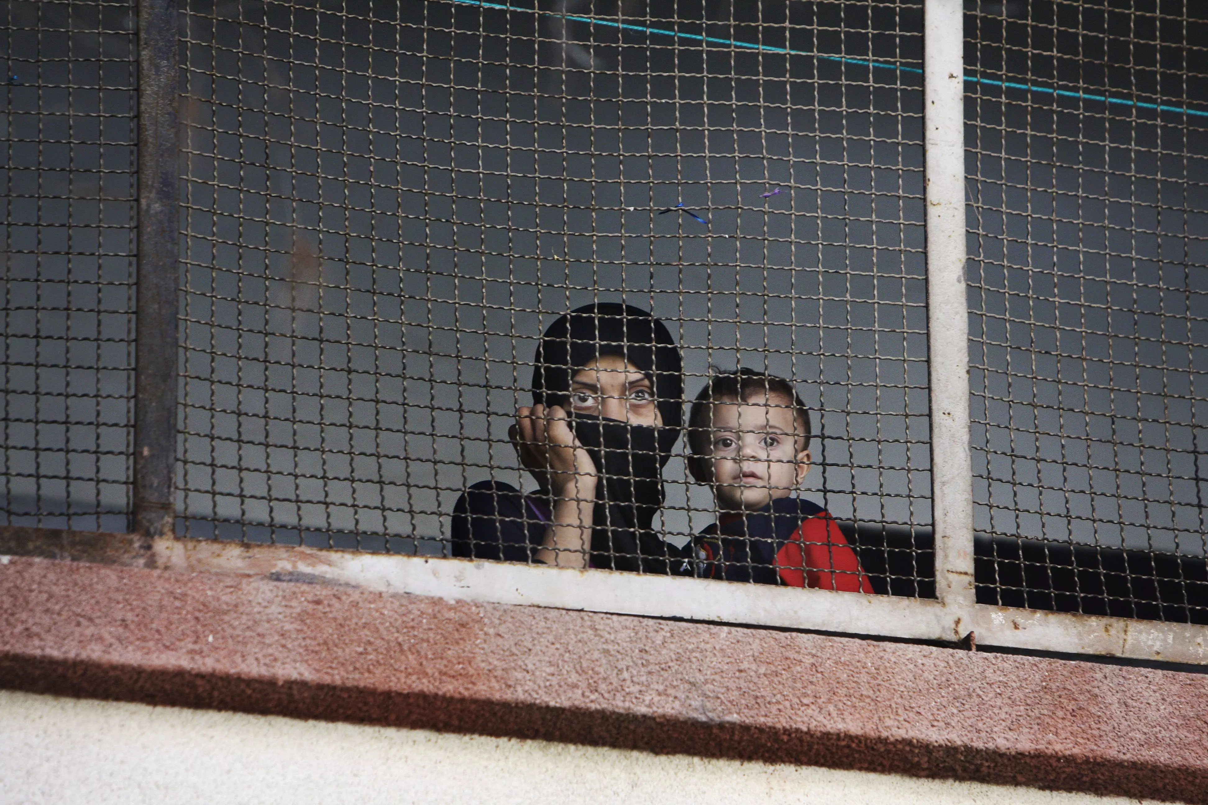 אם סורית ובנה מחפשים מקלט מהקרבות