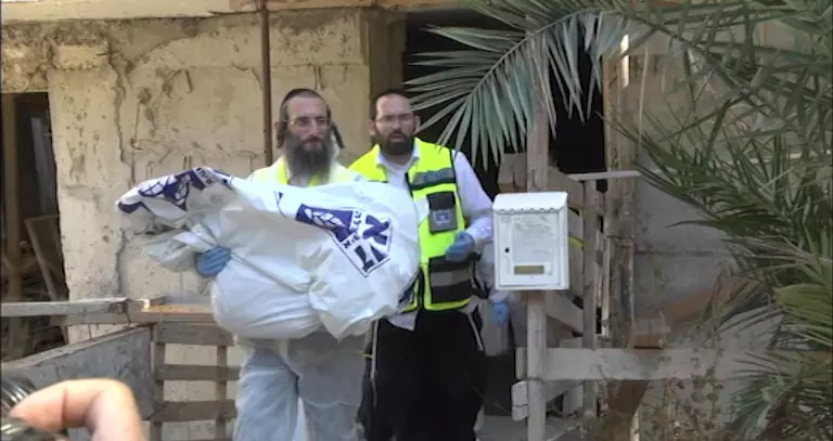 גופות הילדים מפונות מבית המשפחה בירושלים