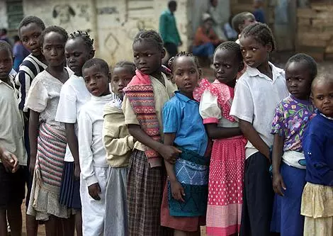 ילדים צעירים נמכרים לעבדות במטעי הקוקה באפריקה