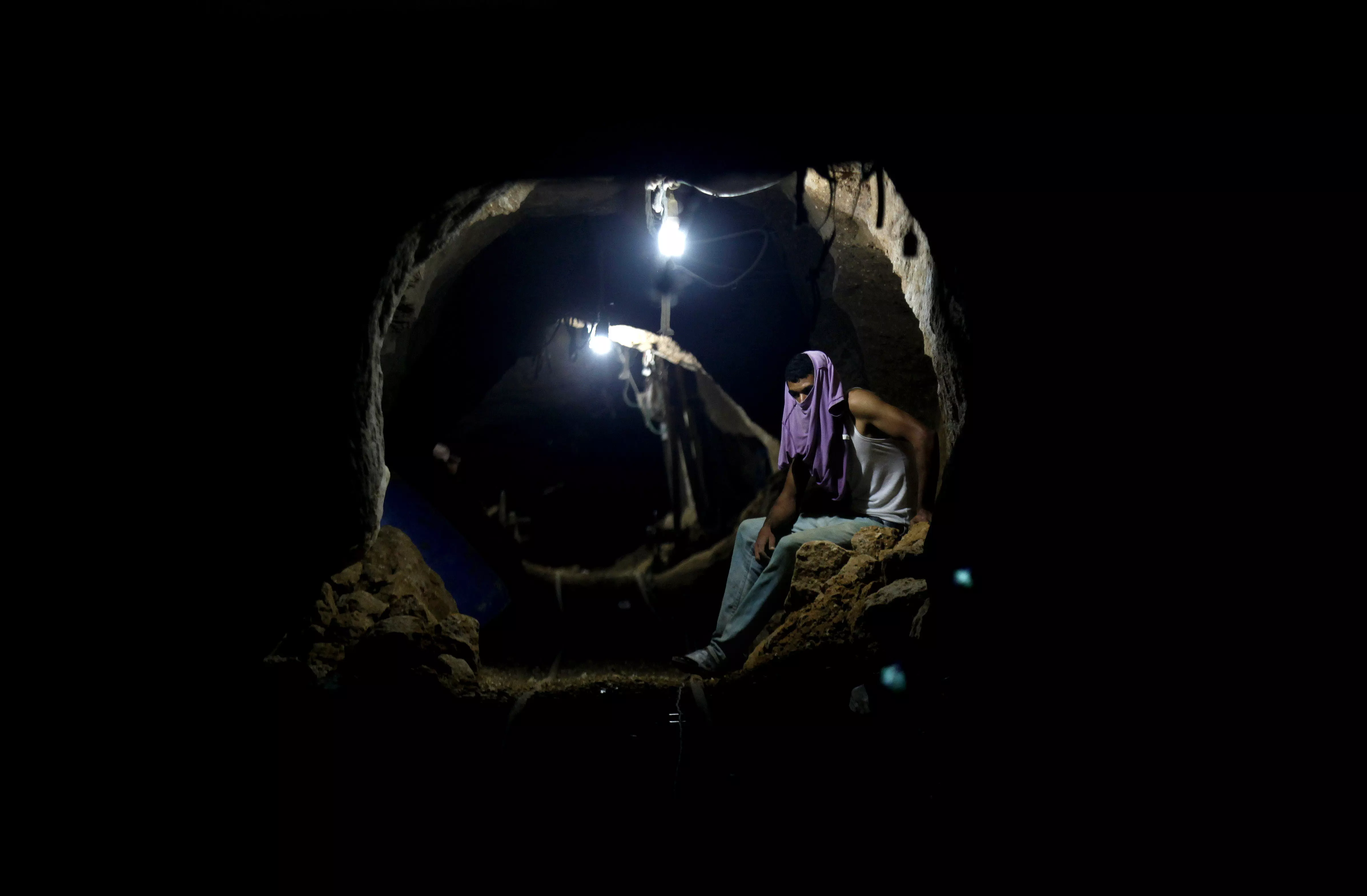 מבריח פלסטיני במנהרה בגבול ישראל-מצרים
