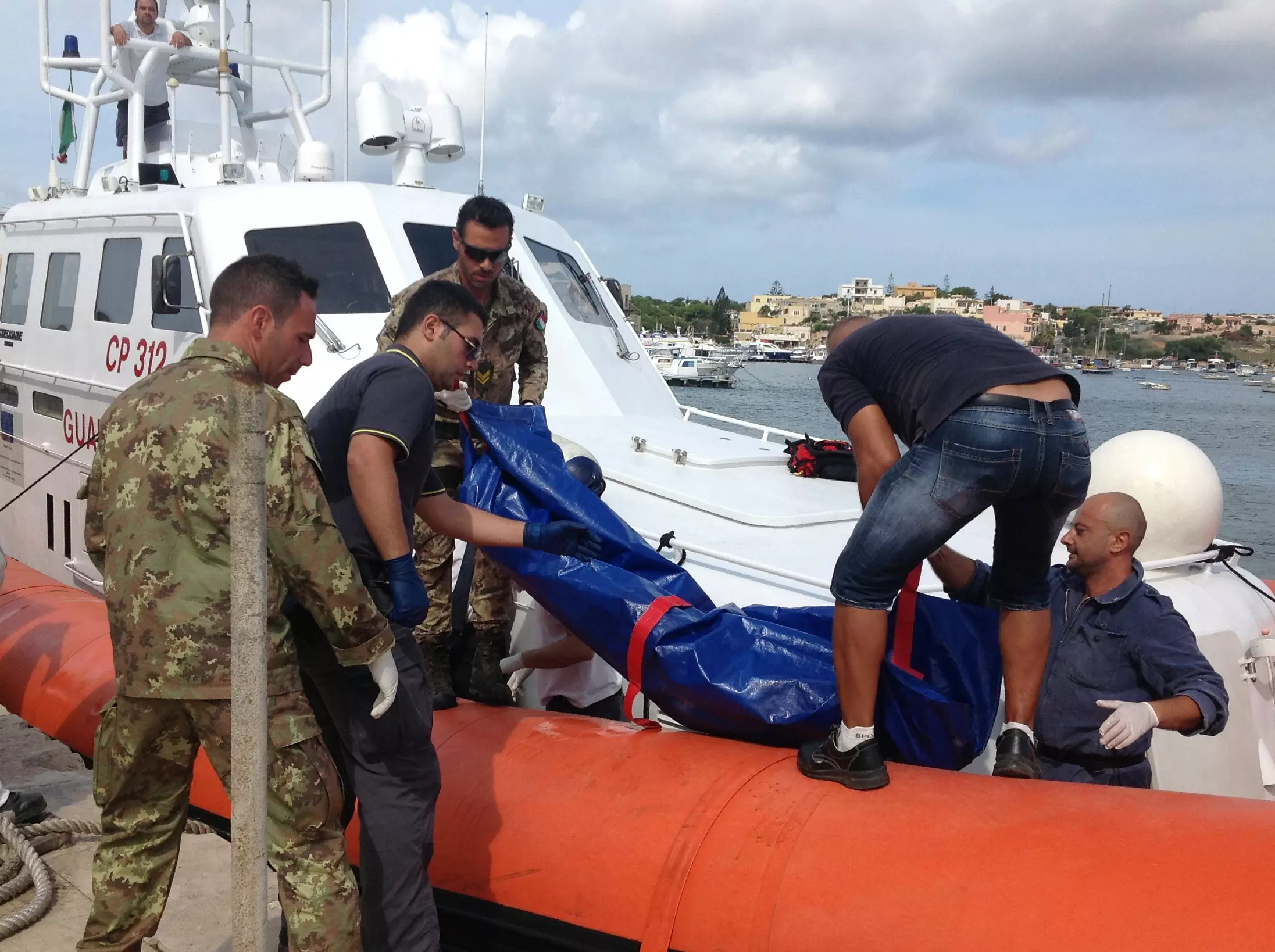 עשרות מהגרים טבעו למוות בדרכם לאי למפדוזה. אוקטובר 2013