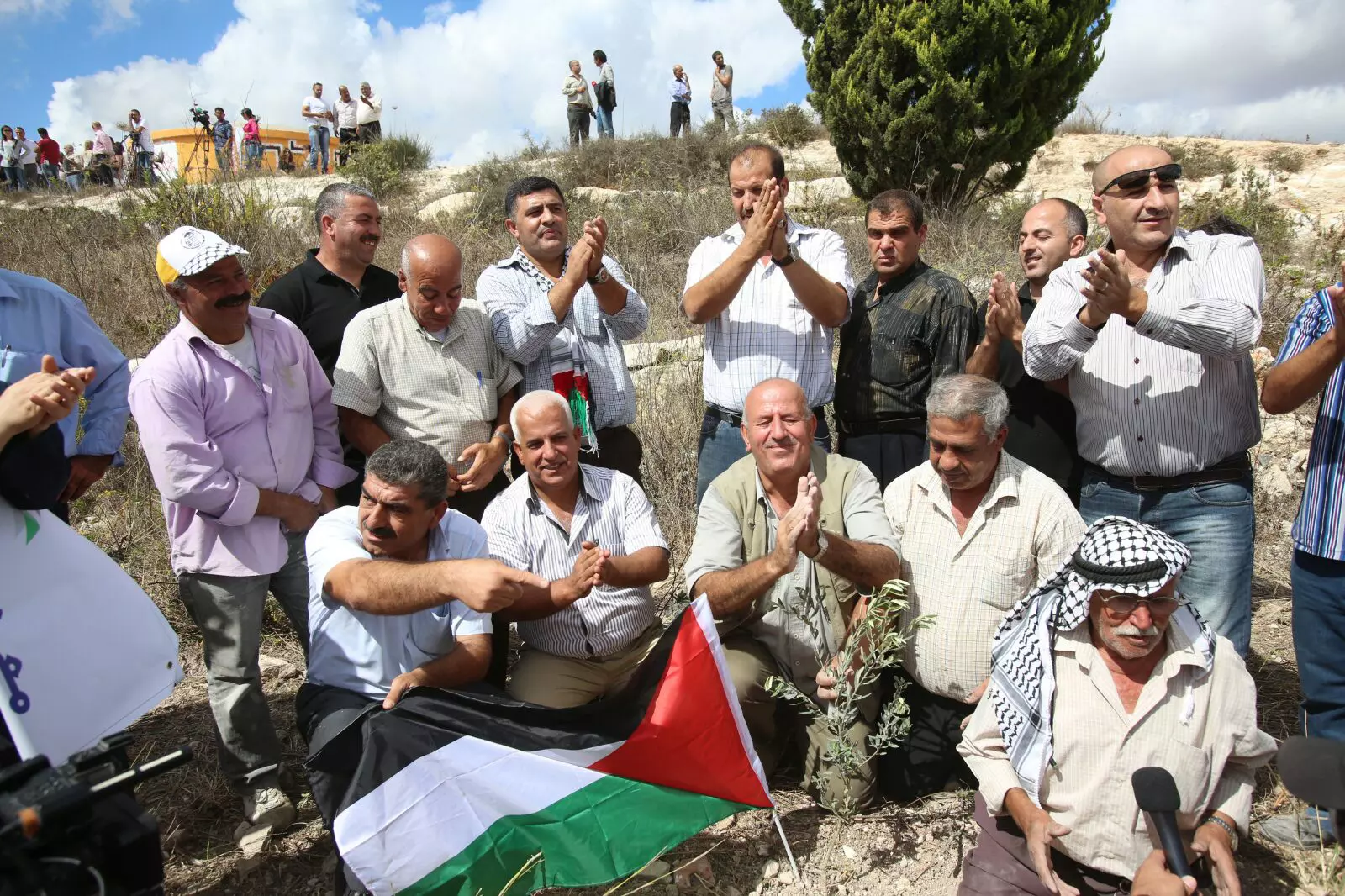 חגיגה פלסטינית על חורבות חומש