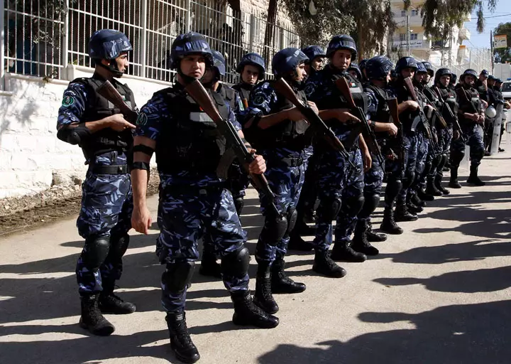 פועלים בשטחים שישראל אמורה לדאוג לביטחון בתחומם. שוטרים פלסטיניים בא-רם