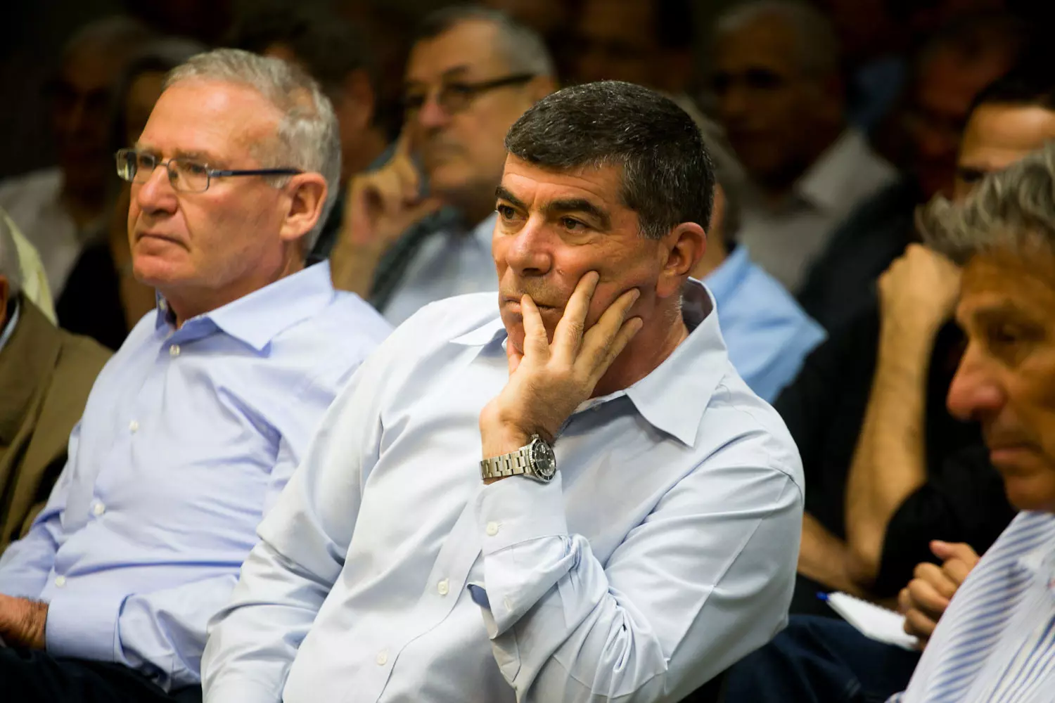 הביט גם למעלה ולא רק לצדדים. גבי אשכנזי