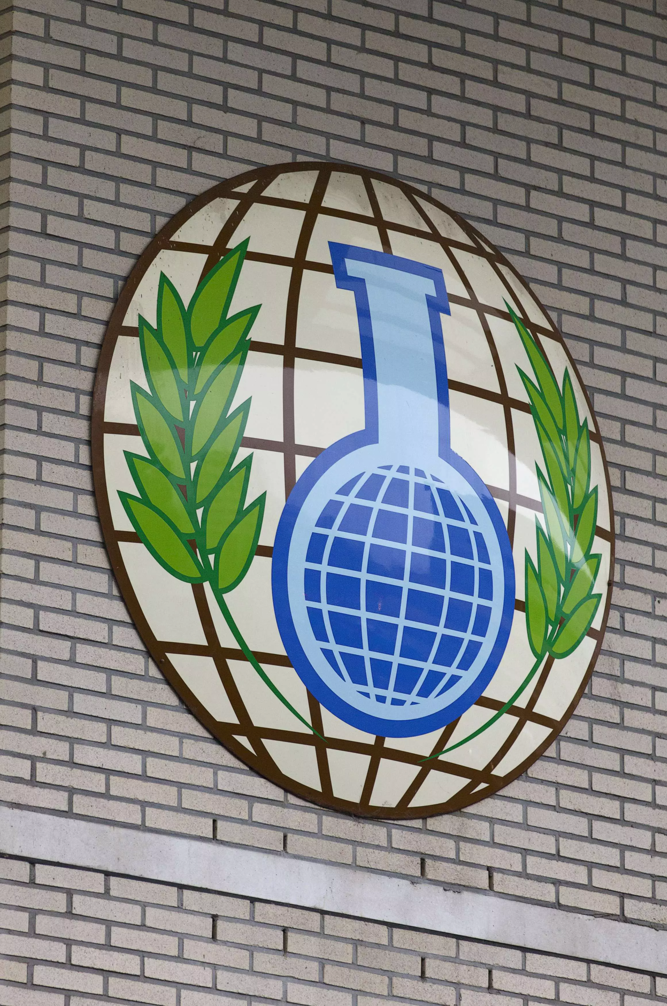 סמל הארגון למניעת נשק כימי מחוץ למקום מושבו בהאג