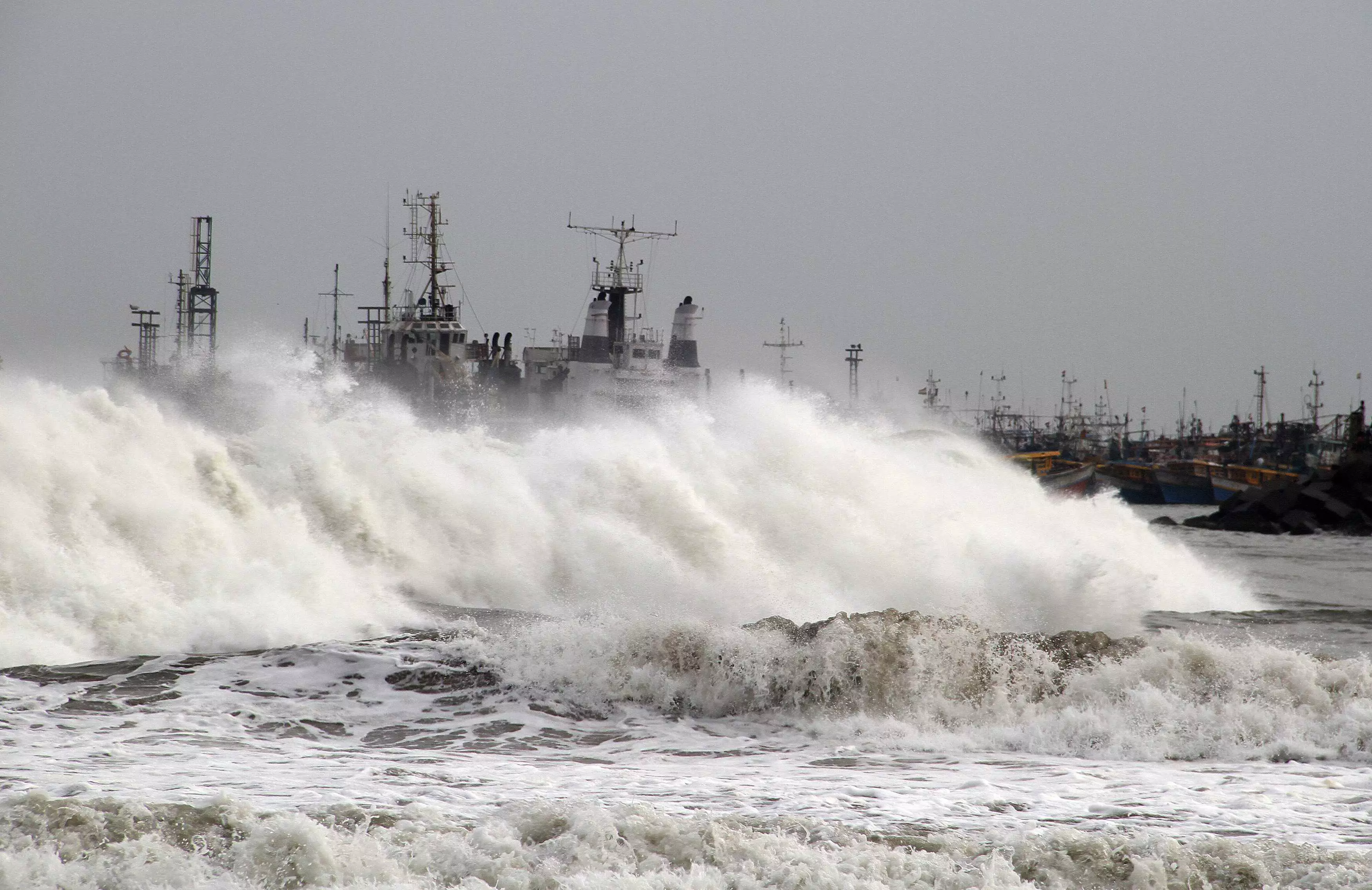 הגלים הגבוהים נשברים לחופה המזרחי של הודו, היום