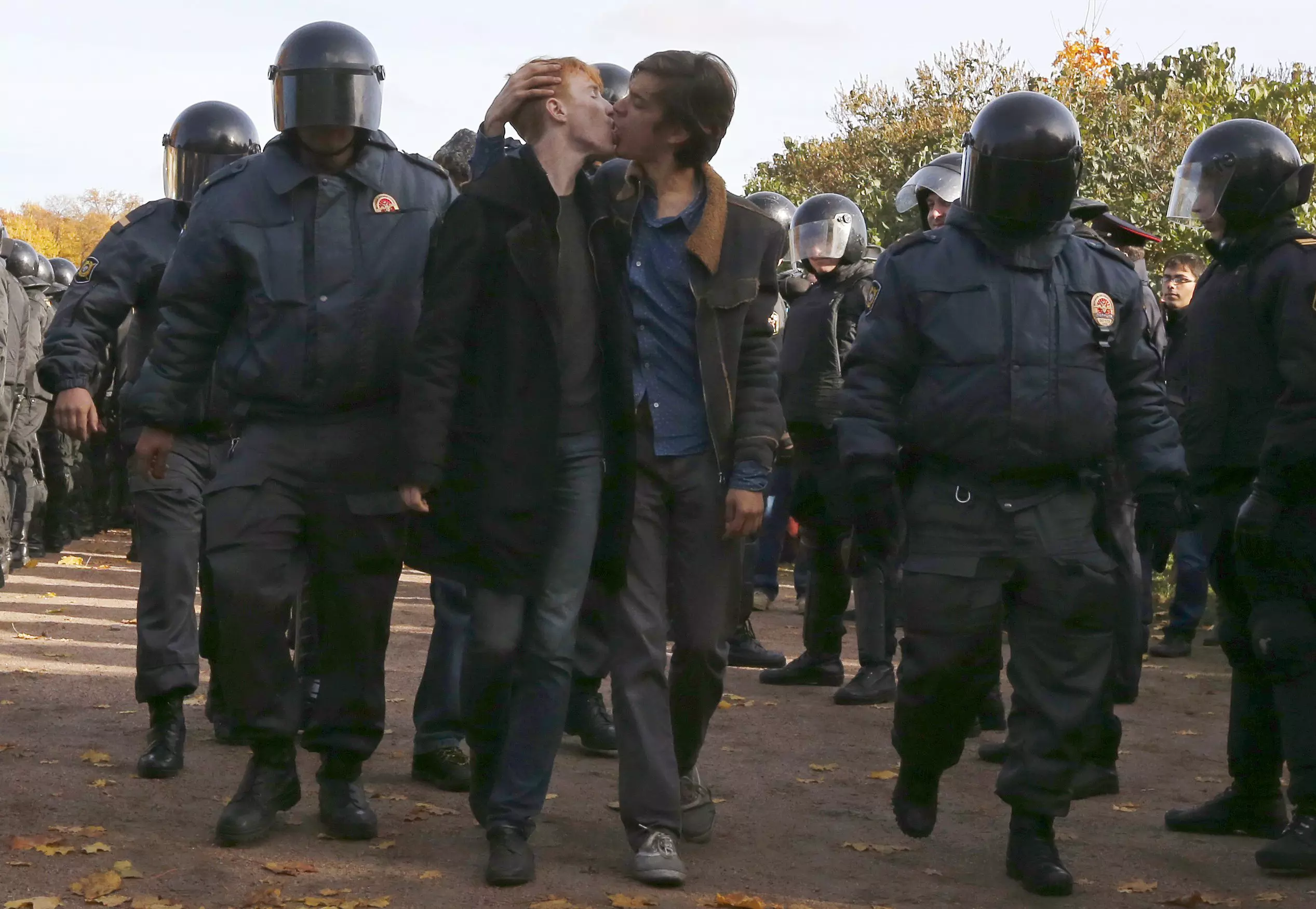 שני צעירים מתנשקים בליווי משטרתי