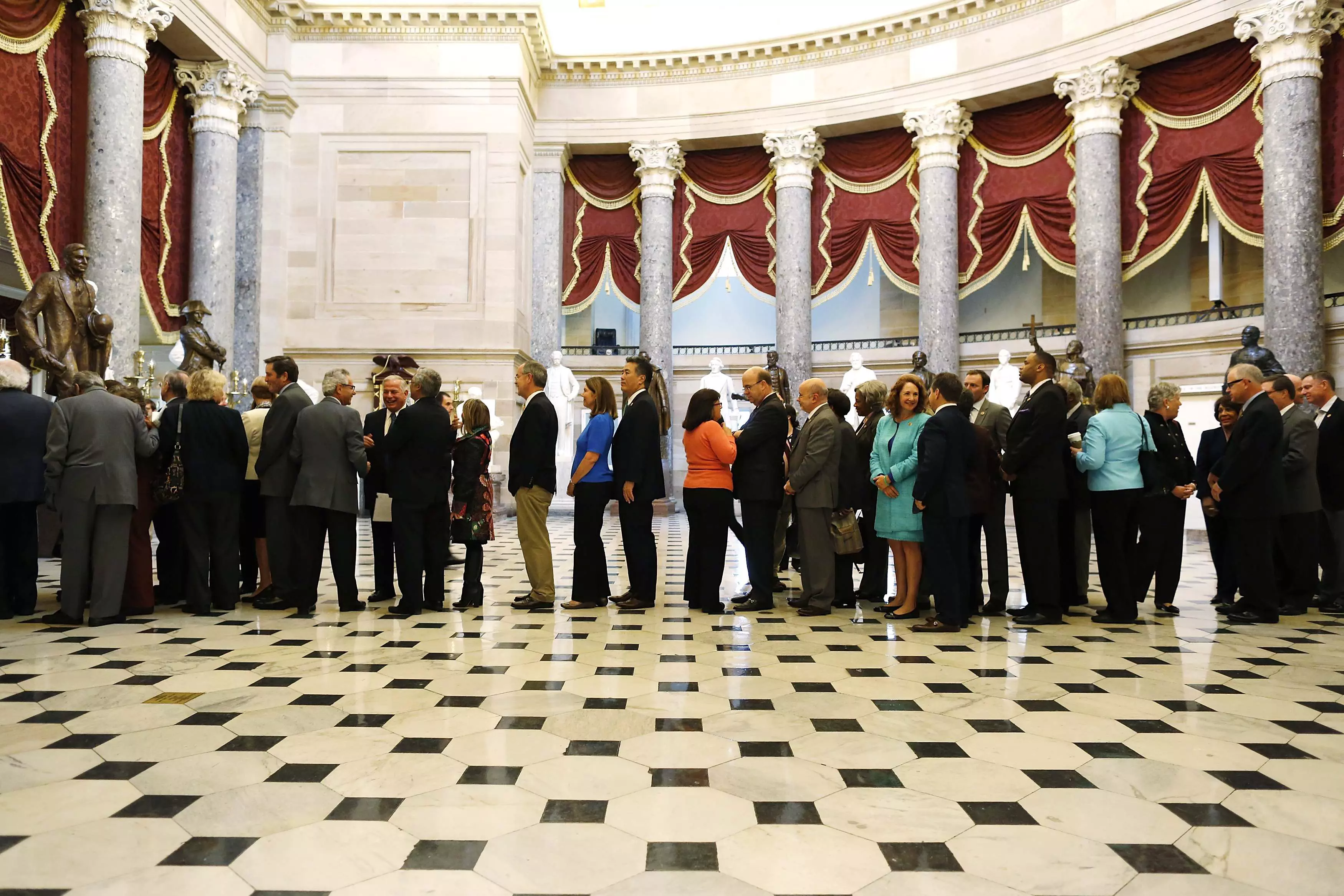 חברי בית הנבחרים עומדים בתור מחוץ לאולם הקונגרס בדרך לעוד דיון בנושא תקרת החוב, השבוע בגבעת הקפיטול