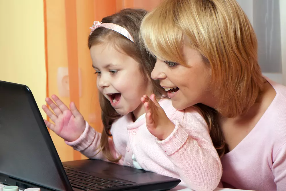 ילדה ואמא יושבות מול מחשב