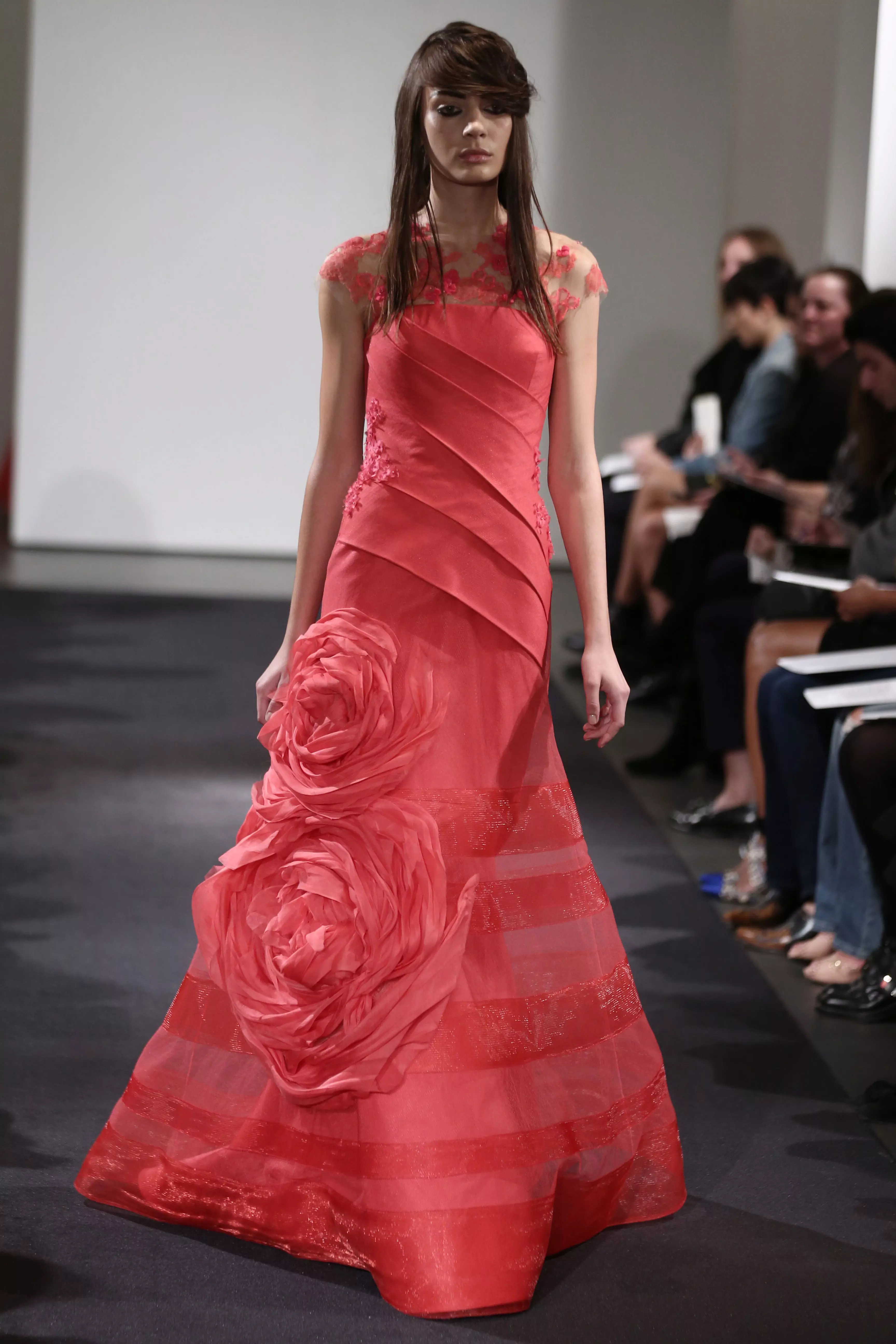 תצוגת שמלות כלה בעיצוב וירה וונג לסתיו 2014 בניו יורק, אוקטובר 2014