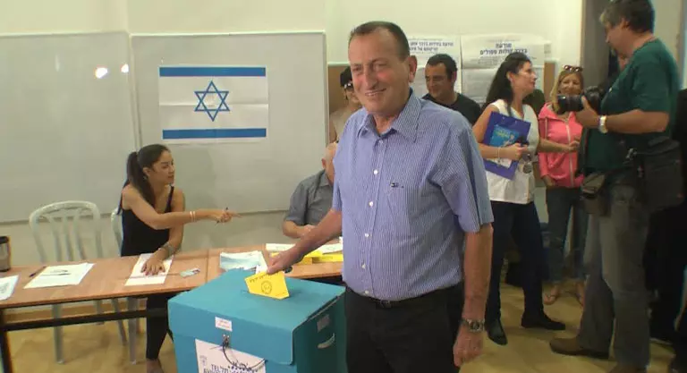 אחוזי הצבעה נמוכים בתל אביב. ראש העיר חולדאי מצביע, אתמול