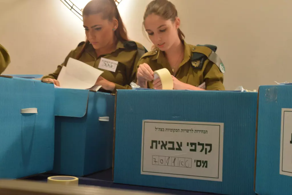 החיילים ייקבעו מי ינצח בעיילבון. חיילות בקלפי צבאית