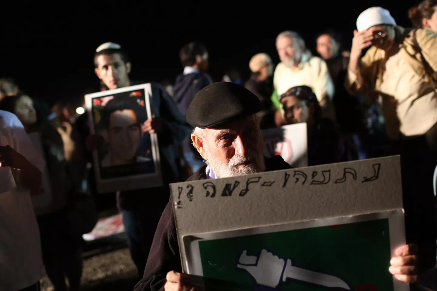 "דם יהודי אינו הפקר". אחד המשתתפים בהפגנה