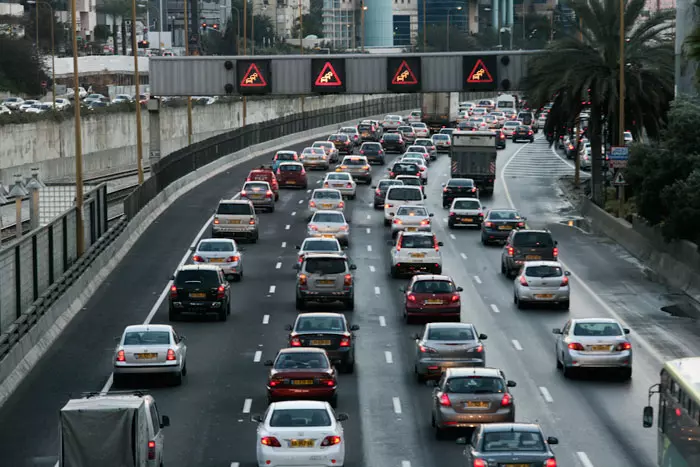 62% מהעובדים בישראל מגיעים לעבודה ברכב פרטי