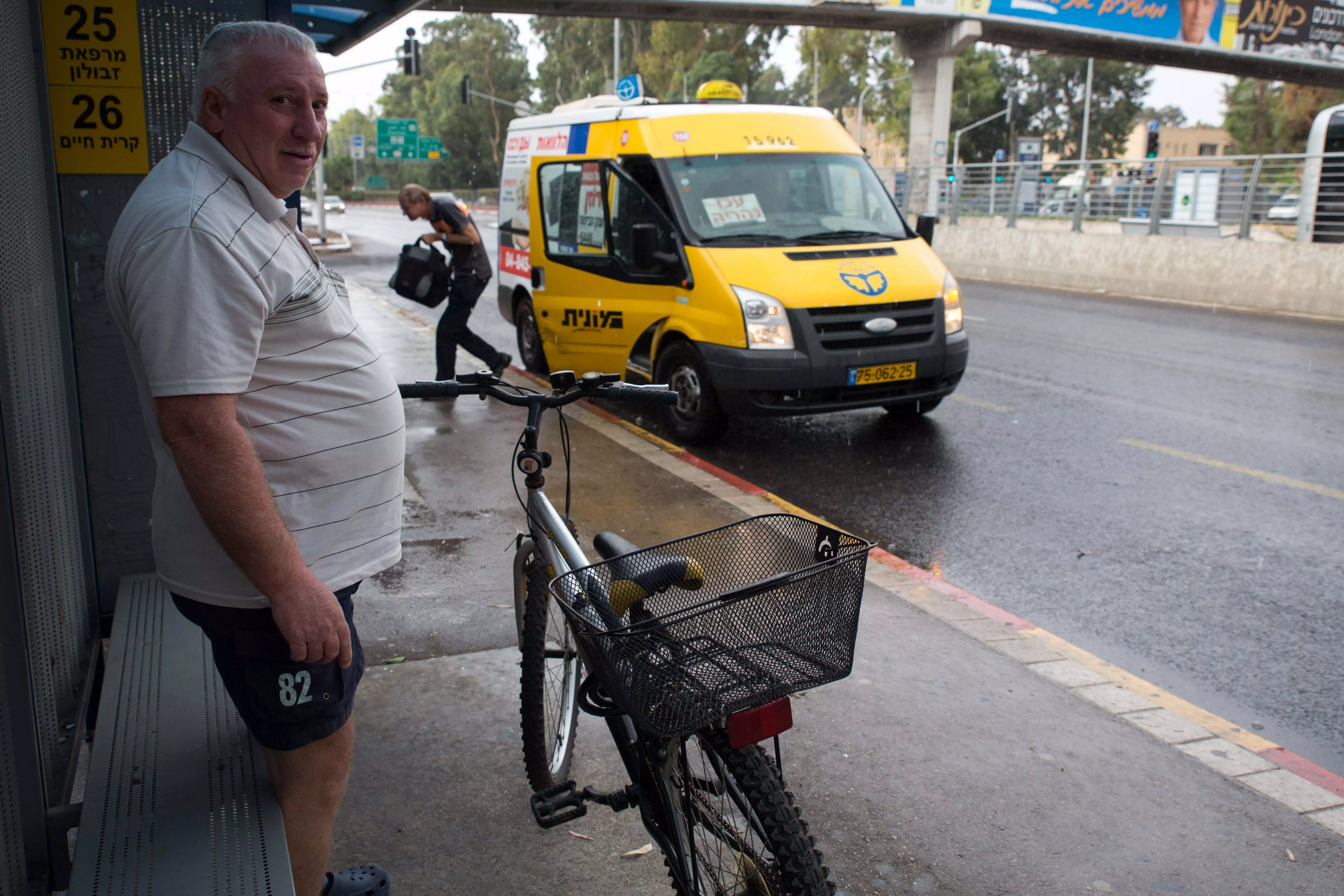 מכנסיים קצרים בגשם. חיפה, הבוקר