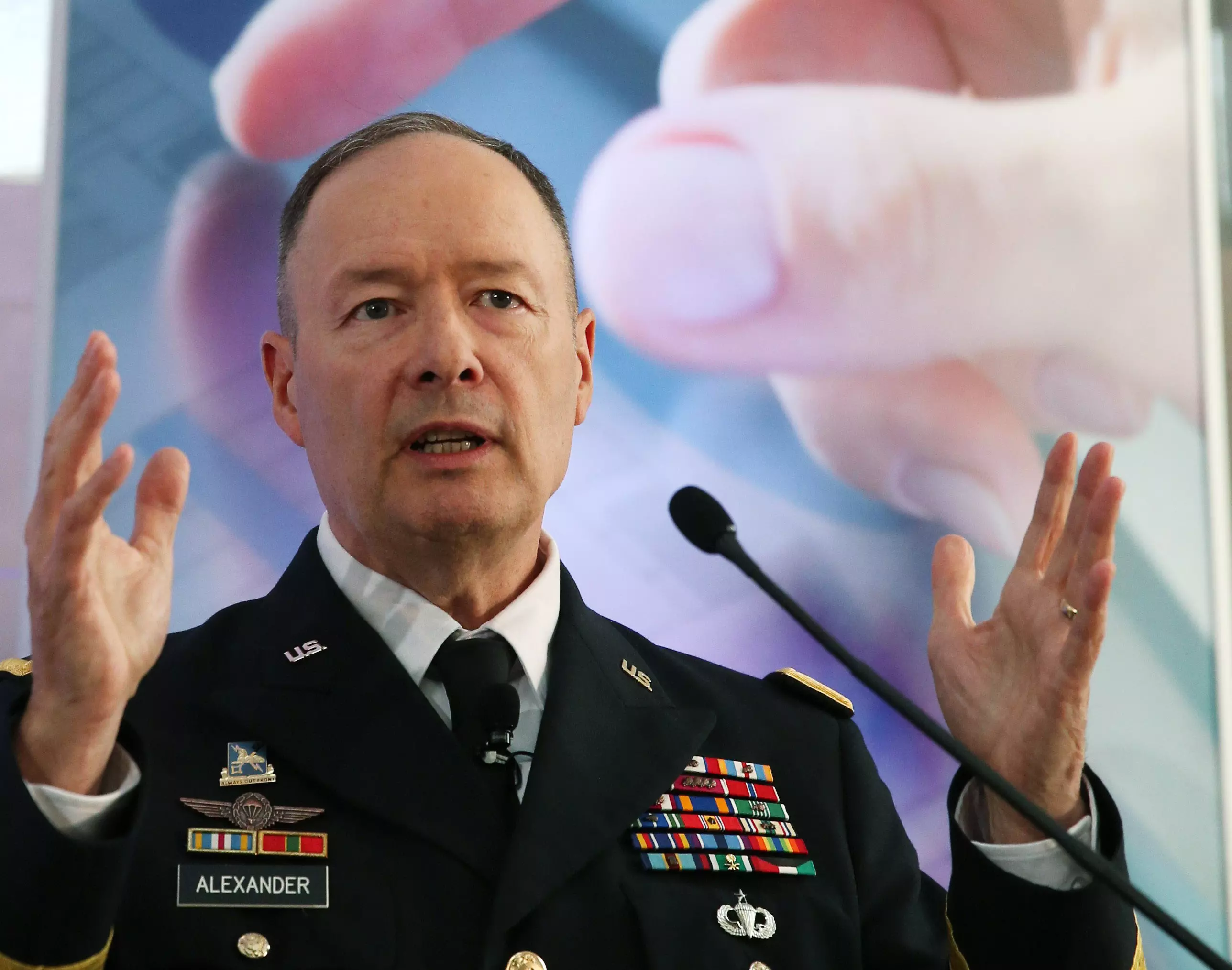 "משקיעים מיליארדים בטכנולוגיות זיהוי פנים". מפקד ה-NSA, קית' אלכסנדר