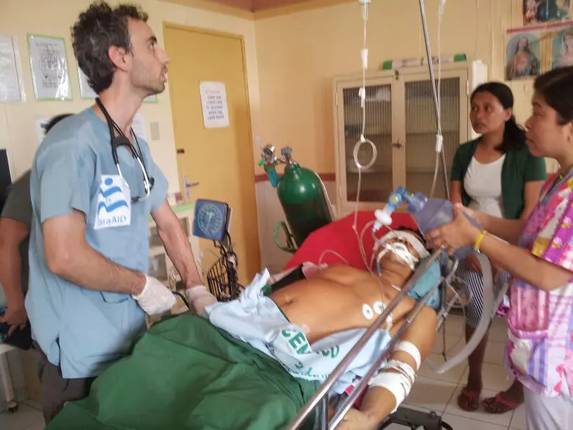 רופא של "ישרא-אייד" מטפל בנפגע מקומי