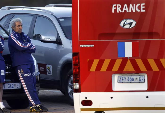 מאמן נבחרת צרפת ריימונד דומנק בוהה באוטובוס הקבוצה