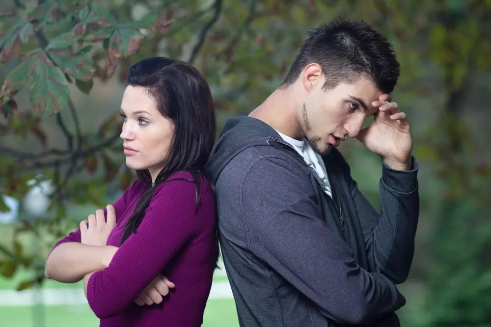 זוג צעיר עם בעיות בזוגיות